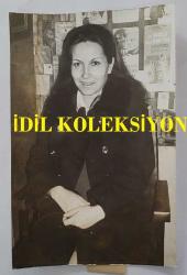 YEŞİLÇAM'DA CİLALI İBO ADIYLA BİLİNEN FERİDUN KARAKAYA'NIN ORİJİNAL 2'Lİ FOTOĞRAF SETİ - 18 x 12 cm EBADINDA - FERİDUN KARAKAYA, EŞİ MERİH KARAKAYA ve OĞLU FERİT KARAKAYA'YLA BİRLİKTE  VAKİT GEÇİRİRKEN ÇEKİLMİŞ 2 FARKLI KARE