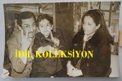 YEŞİLÇAM'DA CİLALI İBO ADIYLA BİLİNEN FERİDUN KARAKAYA'NIN ORİJİNAL 2'Lİ FOTOĞRAF SETİ - 18 x 12 cm EBADINDA - FERİDUN KARAKAYA, EŞİ MERİH KARAKAYA ve OĞLU FERİT KARAKAYA'YLA BİRLİKTE  VAKİT GEÇİRİRKEN ÇEKİLMİŞ 2 FARKLI KARE