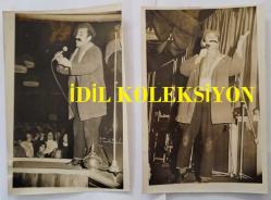 YEŞİLÇAM'DA CİLALI İBO ADIYLA BİLİNEN FERİDUN KARAKAYA'NIN ORİJİNAL 2'Lİ FOTOĞRAF SETİ - 18 x 12 cm EBADINDA - FERİDUN KARAKAYA, SAHNEDE HALKA OYUN SERGİLERKEN ÇEKİLMİŞ 2 FARKLI KARE