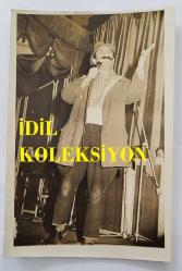 YEŞİLÇAM'DA CİLALI İBO ADIYLA BİLİNEN FERİDUN KARAKAYA'NIN ORİJİNAL 2'Lİ FOTOĞRAF SETİ - 18 x 12 cm EBADINDA - FERİDUN KARAKAYA, SAHNEDE HALKA OYUN SERGİLERKEN ÇEKİLMİŞ 2 FARKLI KARE