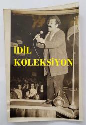 YEŞİLÇAM'DA CİLALI İBO ADIYLA BİLİNEN FERİDUN KARAKAYA'NIN ORİJİNAL 2'Lİ FOTOĞRAF SETİ - 18 x 12 cm EBADINDA - FERİDUN KARAKAYA, SAHNEDE HALKA OYUN SERGİLERKEN ÇEKİLMİŞ 2 FARKLI KARE
