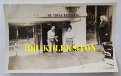 YEŞİLÇAM'DA CİLALI İBO ADIYLA BİLİNEN FERİDUN KARAKAYA'NIN ORİJİNAL 3'LÜ FOTOĞRAF SETİ - 18 x 12 cm EBADINDA - FERİDUN KARAKAYA, ÇİN RESTORANINDA YEMEK YERKEN ÇEKİLMİŞ 3 FARKLI KARE