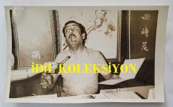 YEŞİLÇAM'DA CİLALI İBO ADIYLA BİLİNEN FERİDUN KARAKAYA'NIN ORİJİNAL 3'LÜ FOTOĞRAF SETİ - 18 x 12 cm EBADINDA - FERİDUN KARAKAYA, ÇİN RESTORANINDA YEMEK YERKEN ÇEKİLMİŞ 3 FARKLI KARE