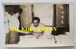 YEŞİLÇAM'DA CİLALI İBO ADIYLA BİLİNEN FERİDUN KARAKAYA'NIN ORİJİNAL 3'LÜ FOTOĞRAF SETİ - 18 x 12 cm EBADINDA - FERİDUN KARAKAYA, ÇİN RESTORANINDA YEMEK YERKEN ÇEKİLMİŞ 3 FARKLI KARE