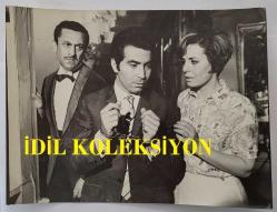 YEŞİLÇAM'DA CİLALI İBO ADIYLA BİLİNEN FERİDUN KARAKAYA'NIN ORİJİNAL BÜYÜK BOY FOTOĞRAFI - 24 x 18 cm EBADINDA - FERİDUN KARAKAYA, BİR YEŞİLÇAM FİLMİ SAHNESİNDEYKEN ÇEKİLMİŞ BİR KARE