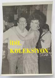 YEŞİLÇAM'DA CİLALI İBO ADIYLA BİLİNEN FERİDUN KARAKAYA'NIN ORİJİNAL AJANS BASIN- FOTOĞRAFI - 16 x 11 cm EBADINDA - FERİDUN KARAKAYA, YANINDAKİ HANIMLA BİRLİKTE GÜLÜMSERKEN ÇEKİLMİŞ BİR KARE