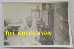 YEŞİLÇAM'DA CİLALI İBO ADIYLA BİLİNEN FERİDUN KARAKAYA'NIN ORİJİNAL AJANS BASIN- FOTOĞRAFI - 18 x 12 cm EBADINDA - FERİDUN KARAKAYA, YANINDAKİ HANIMLA BİRLİKTE CADDEDE YÜRÜRKEN ÇEKİLMİŞ BİR KARE