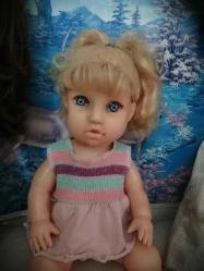 40 cm Boyunda PLASTİK BEBEK, UYUR, MAVİ GÖZLÜ, DÖNEM SAÇLI ARALARDA BOŞLUK VAR