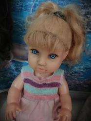 40 cm Boyunda PLASTİK BEBEK, UYUR, MAVİ GÖZLÜ, DÖNEM SAÇLI ARALARDA BOŞLUK VAR