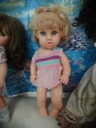 40 cm Boyunda PLASTİK BEBEK, UYUR, MAVİ GÖZLÜ, DÖNEM SAÇLI ARALARDA BOŞLUK VAR