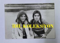 YEŞİLÇAM OYUNCUSU ve 1969 TÜRKİYE GÜZELİ ZUHAL AKTAN'IN ORİJİNAL FOTOĞRAFI - 10 x 7 cm EBADINDA - ZUHAL AKTAN, RIFAT ÖNCEL'LE BİRLİKTE DENİZ KENARINDA HATIRA POZU VERİRKEN ÇEKİLMİŞ NET KALİTEDE BİR FOTOĞRAF