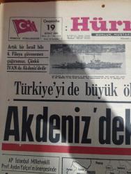 Hürriyet Gazetesi - Turkish Newspaper - 19 Şubat 1969 - Türkiye'yi de büyük ölçüde tesiri altına alan akdeniz'deki soğuk harp - artık bir İsrail bile 6. Filo'ya güvenemez çağıramaz çünkü İvan akdeniz'dedir - 626 Kildin Rus Akdeniz filosunun en güçlü destroyerlerindendir fotoğraf - Amerika'nın Akdeniz'de Rusya'dan daha çok harp gemisi var - Akdeniz'de kimin nerede neleri var harita - Adalet Partisi İstanbul milletvekili Profesör Aydın Yalçın'ın önergesinde son olaylar için meclis araştırması açılması istendi - Cüneyt Arcayürek - taksim'deki kanlı olayın henüz tek suçlusu dahi bulunamadı - İçişleri Bakanı Faruk Sükan 3.5 senedir istifa etmemi bekliyorlar dedi - taksim'deki pazar günkü olaylarda can veren müteahhit Ali Turgut Aytaç'ta toprağa verildi - Amerika'nın en büyük gazetesi The New York Times Amerika Türklerin haysiyet ve gururunu dikkate almalıdır dedi - Gönül avcısı yazan Faruk Geç - Tarkan Honoriva'nın yüzüğü yazan ve çizen Sezgin Burak - Kıbrıslı mücahitler felekten gece çaldı