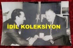 TÜRK HEKİM ve SİYASETÇİ, 1968-1973 İSTANBUL BELEDİYE BAŞKANI DOKTOR FAHRİ ATABEY'İN ORİJİNAL 2'Lİ FOTOĞRAF SETİ - 18 x 12 cm ve 17 x 11 cm EBADINDA - DR. FAHRİ ATABEY, YEŞİLÇAM'DA CİLALI İBO ADIYLA BİLİNEN FERİDUN KARAKAYA'NIN KENDİSİNİ ZİYARET ETTİĞİ GÜN MAKAM ODASINDA ÇEKİLMİŞ 2 FARKLI KARE. (GÜNGÖR DALAY)