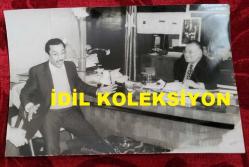 TÜRK HEKİM ve SİYASETÇİ, 1968-1973 İSTANBUL BELEDİYE BAŞKANI DOKTOR FAHRİ ATABEY'İN ORİJİNAL 2'Lİ FOTOĞRAF SETİ - 18 x 12 cm ve 17 x 11 cm EBADINDA - DR. FAHRİ ATABEY, YEŞİLÇAM'DA CİLALI İBO ADIYLA BİLİNEN FERİDUN KARAKAYA'NIN KENDİSİNİ ZİYARET ETTİĞİ GÜN MAKAM ODASINDA ÇEKİLMİŞ 2 FARKLI KARE. (GÜNGÖR DALAY)