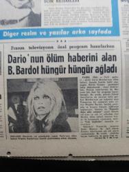 Hürriyet Gazetesi - Turkish Newspaper - 2 Aralık 1968 - Dario Moreno öldü fotoğraf - Dario Moreno'nun ölüm haberini alan Brigitte Bardot hüngür hüngür ağladı fotoğraf - Demokrat Partililere siyasi hak verilirken Süleyman Demirel yalnız kaldı fotoğraf - Süleyman Demirel'in üçüncü defa Başkan seçildiği Adalet Parti Kongresi olaylarla kapandı - Ünlü Doktor Christian Barnard Türk doktorları iki kalp naklinde başarılıydı dedi fotoğraf - Süleyman Demirel Nur halifesi değilim dedi - Adalet Partisi afişleri önünde namaz kılan bir delege fotoğraf - Nazım Hikmet adlı Rus şilebi fotoğraf - otomobil maratonuna katılanlar Bombay yolunda - Spor Toto neticeleri - İstanbul Ankara İzmir Radyosu Programı - Gönül avcısı yazan ve çizen Faruk Geç - Tarkan Honoriva'nın yüzüğü yazan ve çizen Sezgin Burak - ayın görünmeyen yüzünün fotoğrafı yayınlandı - Philips çamaşır makineleri - İzmir'de Doğan Dario Moreno Türkiye'nin iyi niyet elçisi idi - Dario Moreno bir konser sonunda Zeki Mürenle fotoğraf