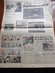 Hürriyet Gazetesi - Turkish Newspaper - 7 Aralık 1968 - Sadettin Bilgiç Süleyman Demirel ile telefonda kavga etti fotoğraf - Dokuz bakan değişecek Cüneyt Arcayürek bildiriyor - Zenci Müslümanlar arasında bir Türk gazeteci Muammer Kaylan Fotoğrafı - Mario Dario'nun meslek arkadaşlarına göre İzmir'e gömülmek onun vasiyetiydi - Alman polisi katil 2 Türk Ali Kemal Akdeniz ve Ahmet Yıldız'ı yakalamak için seferber oldu fotoğraf - Arjantin okul gemisi öğrencileri ülkelerinde basılan Atatürk pullarını dağıttılar fotoğraf - Magirus Deutz otobüs montaj fabrikasında kanlı grev fotoğraf - Tarkan Honoriva'nın yüzüğü yazan ve çizen Sezgin Burak - Gönül avcısı yazan ve çizen Faruk Geç - İstanbul Ankara İzmir Radyosu Programı - Burç falınız - Vog Eva külotları ve bikinileri - pelikan mürekkep - Siemens elektrik süpürgesi - Türk mimar Mehmet Altay'ın projesini çizdiği Şikagoda yapılacak cami Fotoğrafı - Profesör Abdullah Kuran'ın camilerimiz ile ilgili eseri Amerika'da yayınlandı - Cihat Erbil iğfal