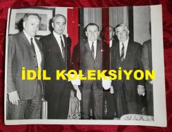 TÜRK HEKİM ve SİYASETÇİ, 1968-1973 İSTANBUL BELEDİYE BAŞKANI DOKTOR FAHRİ ATABEY'İN ORİJİNAL BÜYÜK BOY FOTOĞRAFI - 24 x 18 cm EBADINDA - DR. FAHRİ ATABEY, KONUKLARIYLA BİRLİKTE HATIRA POZU VERİRKEN ÇEKİLMİŞ BİR KARE (AÇIKLAMAYI OKUYUNUZ)