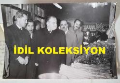 TÜRK HEKİM ve SİYASETÇİ, 1968-1973 İSTANBUL BELEDİYE BAŞKANI DOKTOR FAHRİ ATABEY'İN ORİJİNAL FOTOĞRAFI - 18 x 12 cm EBADINDA - DR. FAHRİ ATABEY, BELEDİYE OLANAKLARIYLA İNŞA EDİLEN KASIMPAŞA YAŞ MEYVE ve SEBZE TANZİM SATIŞ MAĞAZASINDA TEZGAHLARI KONTROL EDERKEN ÇEKİLMİŞ BİR KARE. KG FİYATLARI O GÜN İTİBARİYLE; MUZ 650 KURUŞ, ELMA 250 KURUŞ, ANKARA ARMUDU 350 KURUŞ, PİRİNÇ 410 KURUŞ, ZEYTİN 700 KURUŞ, ZEYTİNYAĞI DA 1250 KURUŞTUR.