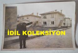 TÜRK HEKİM ve SİYASETÇİ, 1968-1973 İSTANBUL BELEDİYE BAŞKANI DOKTOR FAHRİ ATABEY'İN ORİJİNAL FOTOĞRAFI - 18 x 12 cm EBADINDA - DR. FAHRİ ATABEY, SEÇİM MÜNASEBETİYLE İÇERENKÖY'DE BİR KONUŞMA YAPTIĞI SIRADA, BİTTİĞİ HALDE 2 SENEDEN BERİ TAPULARI VERİLMEYEN İŞÇİ EVLERİNİ BASIN MENSUPLARINA GÖSTERİRKEN ÇEKİLMİŞ BİR KARE. 2 ARALIK 1973