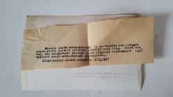 TÜRK HEKİM ve SİYASETÇİ, 1968-1973 İSTANBUL BELEDİYE BAŞKANI DOKTOR FAHRİ ATABEY'İN ORİJİNAL FOTOĞRAFI - 18 x 12 cm EBADINDA - DR. FAHRİ ATABEY, SEÇİM MÜNASEBETİYLE İÇERENKÖY'DE BİR KONUŞMA YAPTIĞI SIRADA, BİTTİĞİ HALDE 2 SENEDEN BERİ TAPULARI VERİLMEYEN İŞÇİ EVLERİNİ BASIN MENSUPLARINA GÖSTERİRKEN ÇEKİLMİŞ BİR KARE. 2 ARALIK 1973