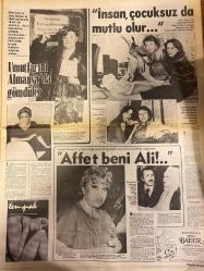 HAFTA SONU GAZETESİ DOĞUM GÜNÜ HEDİYESİ  ( Turkish Newspaper ) - 30 MAYIS 1980 -TAM TAKIM 12 SAYFADIR -Memduh Ün – Fatma Girik – Tarık Akan – Selda – Sezer Aksu – Şehnaz – Feri Cansel – Seçil Heper – Nigar Uluerer – Cüneyt Arkın – Betül Arkın – Defne Yalnız – Sevim Çağlayan – Ümit Tokcan – Gönül Akkor – Ali – Diskotek Leyla – Bastıbacak – Bizimkiler Fatma Girik’in uçuruma ittiği kız – Memduh Ün’ün tek kızı akıl hastanesine düştü – Fatma Girik – Selim Güner – Yusuf Sezgin – Erol Büyükburç – Tatlıses – Vanlı İses – Melek Zobu – Sevim Çağlayan – Defne Yalnız – Bülent Ersoy – Bo Derek – Bakan Bey – Kadir İnanır – Ekrem Bora – Serpil Örümcer – Diskotek Leyla – Bastıbacak – Bizimkiler Fatma Girik’in uçuruma ittiği kız – Bu, Fatma’nın ikinci kurbanıdır – Oğlum o adama ‘baba’ diyemez – Sakat kalmak korkusu hiçbir şeye benzemiyor – Tatlıses’e karşı Vanlıses – Kocası soyuyor Bo üne kavuşuyor – Korkudan yatağa düştü – Bülent Ersoy Paris’ten arıyor – Ne de olsa eski toprak – Saadet Sun “İnadım ina