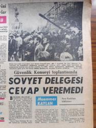 Hürriyet Gazetesi - Turkish Newspaper - 25 Ağustos 1968 - Romanya diken üstünde - Rusların kuzeyden Bulgarların da güneyden ülkeyi kuşatması üzerine Rumen ordusu dün sabah alarm haline geçirildi - Mareşal Tito bağımsızlığımızı her tehdide karşı savunacağız dedi - Çek halkı hıncını Doğu Almanyalı turistlerden alıyor Özkan Şahin Çek Avusturya sınırından bildiriyor - çekoslavakya'da Hürriyet hareketinin lideri Dubçek'de Moskova'da fotoğraf - cumhurbaşkanı Svoboda fotoğraf - kremlin'de çetin bir pazarlık var - işgal Kuvvetleri kumandanı olan Sovyet generali Orlov dün 7 maddelik bir emir çıkararak kuvvetlerinin dış mahallelere çekilmesini istemiştir - Çekoslavak işçileri artık Rus atom silahları için uranyum çıkarmıyor - işgal haberini öğrenince Dubçek hıçkıra hıçkıra ağladı - Kirli milyonlar yazan ve çizen Faruk Geç - Tarkan Kuzey canavarları yazan ve çizen Sezgin Burak  - Türk profesör Mehmet Akçay hazırladığı suni kalp için alet yaptırmak üzere Amerika'ya gitti - merdivenlerde sevişenler