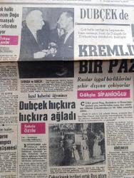 Hürriyet Gazetesi - Turkish Newspaper - 25 Ağustos 1968 - Romanya diken üstünde - Rusların kuzeyden Bulgarların da güneyden ülkeyi kuşatması üzerine Rumen ordusu dün sabah alarm haline geçirildi - Mareşal Tito bağımsızlığımızı her tehdide karşı savunacağız dedi - Çek halkı hıncını Doğu Almanyalı turistlerden alıyor Özkan Şahin Çek Avusturya sınırından bildiriyor - çekoslavakya'da Hürriyet hareketinin lideri Dubçek'de Moskova'da fotoğraf - cumhurbaşkanı Svoboda fotoğraf - kremlin'de çetin bir pazarlık var - işgal Kuvvetleri kumandanı olan Sovyet generali Orlov dün 7 maddelik bir emir çıkararak kuvvetlerinin dış mahallelere çekilmesini istemiştir - Çekoslavak işçileri artık Rus atom silahları için uranyum çıkarmıyor - işgal haberini öğrenince Dubçek hıçkıra hıçkıra ağladı - Kirli milyonlar yazan ve çizen Faruk Geç - Tarkan Kuzey canavarları yazan ve çizen Sezgin Burak  - Türk profesör Mehmet Akçay hazırladığı suni kalp için alet yaptırmak üzere Amerika'ya gitti - merdivenlerde sevişenler