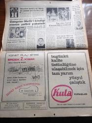 Hürriyet Gazetesi - Turkish Newspaper - 25 Ağustos 1968 - Romanya diken üstünde - Rusların kuzeyden Bulgarların da güneyden ülkeyi kuşatması üzerine Rumen ordusu dün sabah alarm haline geçirildi - Mareşal Tito bağımsızlığımızı her tehdide karşı savunacağız dedi - Çek halkı hıncını Doğu Almanyalı turistlerden alıyor Özkan Şahin Çek Avusturya sınırından bildiriyor - çekoslavakya'da Hürriyet hareketinin lideri Dubçek'de Moskova'da fotoğraf - cumhurbaşkanı Svoboda fotoğraf - kremlin'de çetin bir pazarlık var - işgal Kuvvetleri kumandanı olan Sovyet generali Orlov dün 7 maddelik bir emir çıkararak kuvvetlerinin dış mahallelere çekilmesini istemiştir - Çekoslavak işçileri artık Rus atom silahları için uranyum çıkarmıyor - işgal haberini öğrenince Dubçek hıçkıra hıçkıra ağladı - Kirli milyonlar yazan ve çizen Faruk Geç - Tarkan Kuzey canavarları yazan ve çizen Sezgin Burak  - Türk profesör Mehmet Akçay hazırladığı suni kalp için alet yaptırmak üzere Amerika'ya gitti - merdivenlerde sevişenler