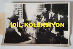 TÜRK HEKİM ve SİYASETÇİ, 1968-1973 İSTANBUL BELEDİYE BAŞKANI DOKTOR FAHRİ ATABEY'İN ORİJİNAL FOTOĞRAFI - 18 x 12 cm EBADINDA - DR. FAHRİ ATABEY, SOVYETLERİN ANKARA BÜYÜKELÇİSİ ALEXANDER VASSILIY FEDOROVITCH GROUBYAKOV İLE İSTANBUL BAŞKONSOLOSU NIKOLSI SEREGUINE İLE GÖRÜŞME HALİNDEYKEN ÇEKİLMİŞ BİR KARE (ADNAN AKGÜNEL)