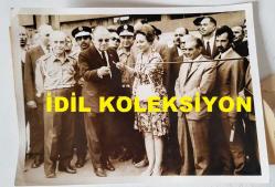TÜRK HEKİM ve SİYASETÇİ, 1968-1973 İSTANBUL BELEDİYE BAŞKANI DOKTOR FAHRİ ATABEY'İN ORİJİNAL FOTOĞRAFI - 18 x 12 cm EBADINDA - DR. FAHRİ ATABEY, DOLMABAHÇE İLE TAKSİM GEÇİŞİ ARASINDA TANZİM EDİLEN METE PARKI'NI HİZMETE AÇMAK İÇİN KURDELE KESERKEN ÇEKİLMİŞ BİR KARE (CEVAT EREN)