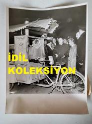 TÜRK HEKİM ve SİYASETÇİ, 1968-1973 İSTANBUL BELEDİYE BAŞKANI DOKTOR FAHRİ ATABEY'İN BÜYÜK BOY ORİJİNAL FOTOĞRAFI - 24 x 18 cm EBADINDA - DR. FAHRİ ATABEY, GECE KONTROLE ÇIKTIĞINDA CUMHURİYET CADDESİ'NDE YOLUNU ÇEVİRDİĞİ SEYYAR KÖFTECİ SALİM GÖNCÜ'YE ETLERİ NEREDEN ALDIĞINI SORARKEN ÇEKİLMİŞ BİR KARE