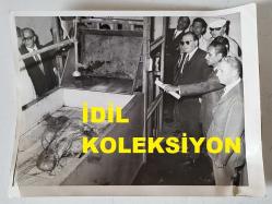 TÜRK HEKİM ve SİYASETÇİ, 1968-1973 İSTANBUL BELEDİYE BAŞKANI DOKTOR FAHRİ ATABEY'İN BÜYÜK BOY ORİJİNAL FOTOĞRAFI - 24 x 18 cm EBADINDA - DR. FAHRİ ATABEY, KARAAĞAÇ KURUMLARINDA YAPTIRDIĞI YENİ TESİSLERDE TÜRK TABİBLER BİRLİĞİ TAVSİYESİYLE HİZMET VERECEK OLAN SAKATAT ve İŞKEMBELERİN DAHA TEMİZ PİYASAYA SÜRÜLMELERİYLE İLGİLİ İŞLEYİŞİ İZLERKEN ÇEKİLMİŞ BİR KARE. (YEKTA TORUN)