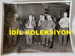 TÜRK HEKİM ve SİYASETÇİ, 1968-1973 İSTANBUL BELEDİYE BAŞKANI DOKTOR FAHRİ ATABEY'İN BÜYÜK BOY ORİJİNAL FOTOĞRAFI - 24 x 18 cm EBADINDA - DR. FAHRİ ATABEY, SOKAKTA İTFAİYE ŞEFİYLE BİRLİKTE BİR ÇALIŞMAYI TAKİP EDERKEN ÇEKİLMİŞ BİR KARE (YÜKSEL CİLT EVİ)