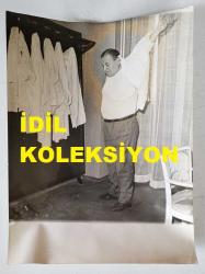 TÜRK HEKİM ve SİYASETÇİ, 1968-1973 İSTANBUL BELEDİYE BAŞKANI DOKTOR FAHRİ ATABEY'İN BÜYÜK BOY ORİJİNAL FOTOĞRAFI - 24 x 18 cm EBADINDA - DR. FAHRİ ATABEY, GÖMLEĞİNİ GİYERKEN ÇEKİLMİŞ BİR KARE