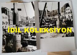 TÜRK HEKİM ve SİYASETÇİ, 1968-1973 İSTANBUL BELEDİYE BAŞKANI DOKTOR FAHRİ ATABEY'İN ORİJİNAL 2'Lİ FOTOĞRAF SETİ - 18 x 12 cm EBADINDA - DR. FAHRİ ATABEY, TÜRKİYE'DE İLK KEZ YAPILACAK OLAN KATLI OTOPARKIN KARAKÖY'DEKİ TEMEL ATMA TÖRENİNDEYKEN ÇEKİLMİŞ 2 FARKLI KARE. NİSAN 1972