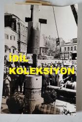 TÜRK HEKİM ve SİYASETÇİ, 1968-1973 İSTANBUL BELEDİYE BAŞKANI DOKTOR FAHRİ ATABEY'İN ORİJİNAL 2'Lİ FOTOĞRAF SETİ - 18 x 12 cm EBADINDA - DR. FAHRİ ATABEY, TÜRKİYE'DE İLK KEZ YAPILACAK OLAN KATLI OTOPARKIN KARAKÖY'DEKİ TEMEL ATMA TÖRENİNDEYKEN ÇEKİLMİŞ 2 FARKLI KARE. NİSAN 1972
