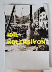 TÜRK HEKİM ve SİYASETÇİ, 1968-1973 İSTANBUL BELEDİYE BAŞKANI DOKTOR FAHRİ ATABEY'İN ORİJİNAL 2'Lİ FOTOĞRAF SETİ - 18 x 12 cm EBADINDA - DR. FAHRİ ATABEY, TÜRKİYE'DE İLK KEZ YAPILACAK OLAN KATLI OTOPARKIN KARAKÖY'DEKİ TEMEL ATMA TÖRENİNDEYKEN ÇEKİLMİŞ 2 FARKLI KARE. NİSAN 1972