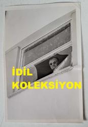 TÜRK HEKİM ve SİYASETÇİ, 1968-1973 İSTANBUL BELEDİYE BAŞKANI DOKTOR FAHRİ ATABEY'İN ORİJİNAL FOTOĞRAFI - 18 x 12 cm EBADINDA - DR. FAHRİ ATABEY, ÇATALCA'DAKİ İSTANBUL TELEVİZYON BİNASININ KIRIK CAMLI PENCERESİNDEN BAKARKEN ÇEKİLMİŞ BİR KARE