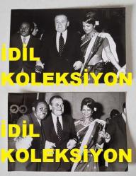 TÜRK HEKİM ve SİYASETÇİ, 1968-1973 İSTANBUL BELEDİYE BAŞKANI DOKTOR FAHRİ ATABEY'İN ORİJİNAL 2'Lİ FOTOĞRAF SETİ - 14 x 9 cm EBADINDA 2 ADET FOTOĞRAF - DR. FAHRİ ATABEY, AİLE PLANLAMASI SEMİNERİNE KATILAN KADIN DELEGELERLE BİRLİKTE DANS EDERKEN ve KONUŞURKEN ÇEKİLMİŞ 2 FARKLI KARE