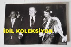 TÜRK HEKİM ve SİYASETÇİ, 1968-1973 İSTANBUL BELEDİYE BAŞKANI DOKTOR FAHRİ ATABEY'İN ORİJİNAL 2'Lİ FOTOĞRAF SETİ - 14 x 9 cm EBADINDA 2 ADET FOTOĞRAF - DR. FAHRİ ATABEY, AİLE PLANLAMASI SEMİNERİNE KATILAN KADIN DELEGELERLE BİRLİKTE DANS EDERKEN ve KONUŞURKEN ÇEKİLMİŞ 2 FARKLI KARE