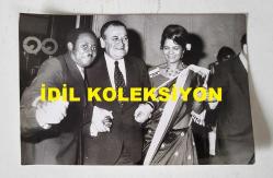 TÜRK HEKİM ve SİYASETÇİ, 1968-1973 İSTANBUL BELEDİYE BAŞKANI DOKTOR FAHRİ ATABEY'İN ORİJİNAL 2'Lİ FOTOĞRAF SETİ - 14 x 9 cm EBADINDA 2 ADET FOTOĞRAF - DR. FAHRİ ATABEY, AİLE PLANLAMASI SEMİNERİNE KATILAN KADIN DELEGELERLE BİRLİKTE DANS EDERKEN ve KONUŞURKEN ÇEKİLMİŞ 2 FARKLI KARE