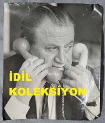 TÜRK HEKİM ve SİYASETÇİ, 1968-1973 İSTANBUL BELEDİYE BAŞKANI DOKTOR FAHRİ ATABEY'İN ORİJİNAL BÜYÜK BOY FOTOĞRAFI - 26 x 22 cm EBADINDA - DR. FAHRİ ATABEY AYNI ANDA 2 TELEFONLA GÖRÜŞME YAPARKEN YAKINDAN ÇEKİLMİŞ 26 x 22 cm ÇOK BÜYÜK EBATTA BİR FOTOĞRAF... ÖZEL ARŞİV (GÜNDÜZ SERDENGEÇTİ)