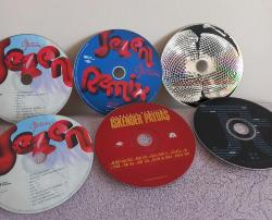 14 ADET ( 3'Ü YABANCI, 11 YERLİ ) MÜZİK CD ALBÜM. HAFİF ÇİZİKLER MEVCUT. CD KABLARI YOK. ONA GÖRE FİYATLANDIRILMIŞTIR