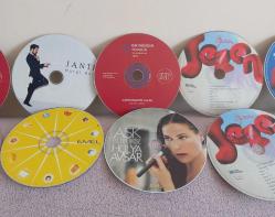 14 ADET ( 3'Ü YABANCI, 11 YERLİ ) MÜZİK CD ALBÜM. HAFİF ÇİZİKLER MEVCUT. CD KABLARI YOK. ONA GÖRE FİYATLANDIRILMIŞTIR