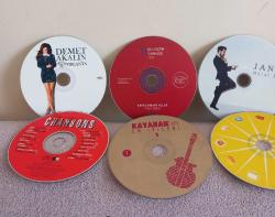 14 ADET ( 3'Ü YABANCI, 11 YERLİ ) MÜZİK CD ALBÜM. HAFİF ÇİZİKLER MEVCUT. CD KABLARI YOK. ONA GÖRE FİYATLANDIRILMIŞTIR