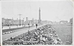 Kartpostal - HULL - Queens Gardens and Wilberforce Monument (1952, Erenköy, İstanbul posta damgalı ve adresli)