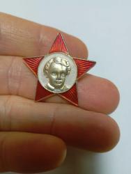 Rus çocuk Lenin rozeti