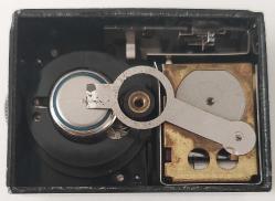 DOĞU ALMANYA MİNİ KURMALI VE ALARMLI ORİJİNAL MASA SAATİ ORİJİNAL KILIFINDA ÇOK BAKIMLI MUHTEŞEM 2DD1RR ÇOK NADİR