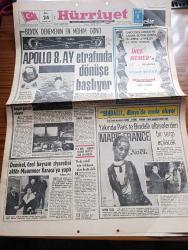 Hürriyet Gazetesi - Turkish Newspaper - 24 Aralık 1968 - büyük denemenin en mühim günü fotoğraf - Apollo 8 Ay etrafında dönüşe başlıyor - Bir balon Ay'a gitmiş diyorlar Bir hafta sonra dövecekmiş ancak 17. Asrın bir ninnisi bugün gerçek oluyor - İnce Memed'in devamını Yaşar Kemal Hürriyet için yazdı - kalp nakli için bekleyen alıcı hasta Refik Kum öldü - Süleyman Demirel özel Bayram ziyaretini aktör Muammer Karaca'ya yaptı fotoğraf - yakında Paris'te bindallı elbiselerden bir sergi açılacak - İstanbul Ankara İzmir Radyosu Programı - Gönül Avcısı yazan ve çizen Faruk Geç - Tarkan Honoriva'nın yüzüğü yazan ve çizen Sezgin Burak - oğlunun idamından haberi olmayan Hasan Polatkan'ın annesi Hacı Gülsüm Polatkan öldü - 3 Amerikalı astronot Frank Borman James Lovell ve William Anders tehlikeli yolculuğun ilk kademesini bitirdi fotoğraf - Amerikalı 3 astronotun Cape Kennedy'den havaalanıştan Pasifik'e inişe kadar 147 saat sürecek yolculuğunun şeması - Belediye Başkanı Erdoğan Özlüşen
