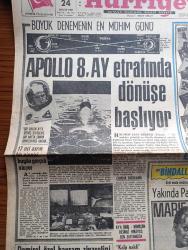 Hürriyet Gazetesi - Turkish Newspaper - 24 Aralık 1968 - büyük denemenin en mühim günü fotoğraf - Apollo 8 Ay etrafında dönüşe başlıyor - Bir balon Ay'a gitmiş diyorlar Bir hafta sonra dövecekmiş ancak 17. Asrın bir ninnisi bugün gerçek oluyor - İnce Memed'in devamını Yaşar Kemal Hürriyet için yazdı - kalp nakli için bekleyen alıcı hasta Refik Kum öldü - Süleyman Demirel özel Bayram ziyaretini aktör Muammer Karaca'ya yaptı fotoğraf - yakında Paris'te bindallı elbiselerden bir sergi açılacak - İstanbul Ankara İzmir Radyosu Programı - Gönül Avcısı yazan ve çizen Faruk Geç - Tarkan Honoriva'nın yüzüğü yazan ve çizen Sezgin Burak - oğlunun idamından haberi olmayan Hasan Polatkan'ın annesi Hacı Gülsüm Polatkan öldü - 3 Amerikalı astronot Frank Borman James Lovell ve William Anders tehlikeli yolculuğun ilk kademesini bitirdi fotoğraf - Amerikalı 3 astronotun Cape Kennedy'den havaalanıştan Pasifik'e inişe kadar 147 saat sürecek yolculuğunun şeması - Belediye Başkanı Erdoğan Özlüşen